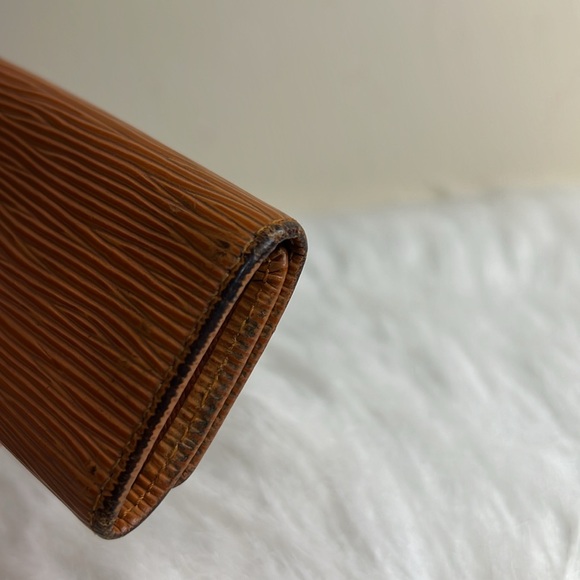 Louis Vuitton Epi Brown color 4 key case - Picture 11 of 12